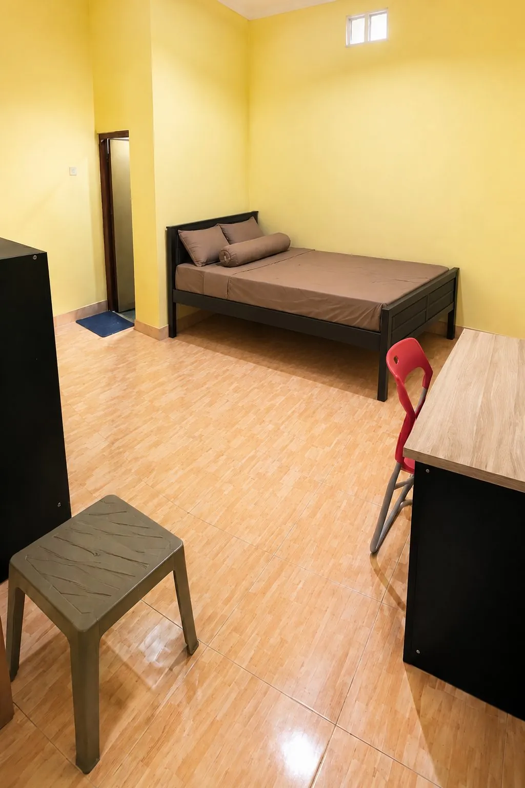 Big Room dengan kasur atas, meja dan kursi