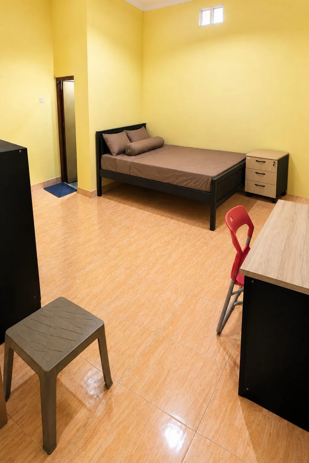 Kamar Deluxe dengan kasur besar, nakas, meja kerja dan kursi