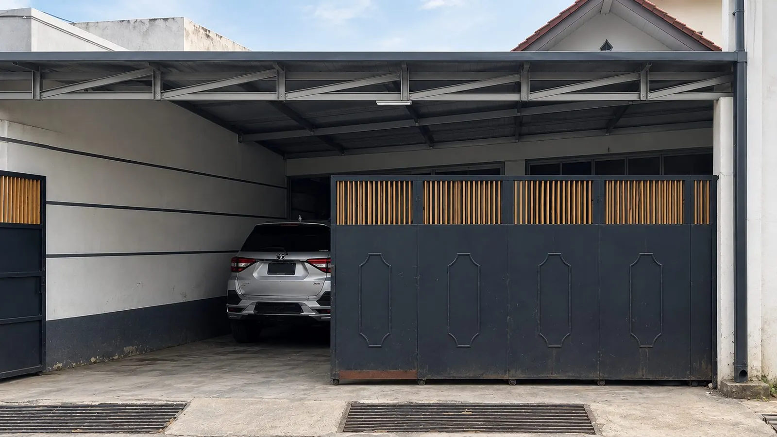 Tampak depan Wisma Andika, gerbang dan carport