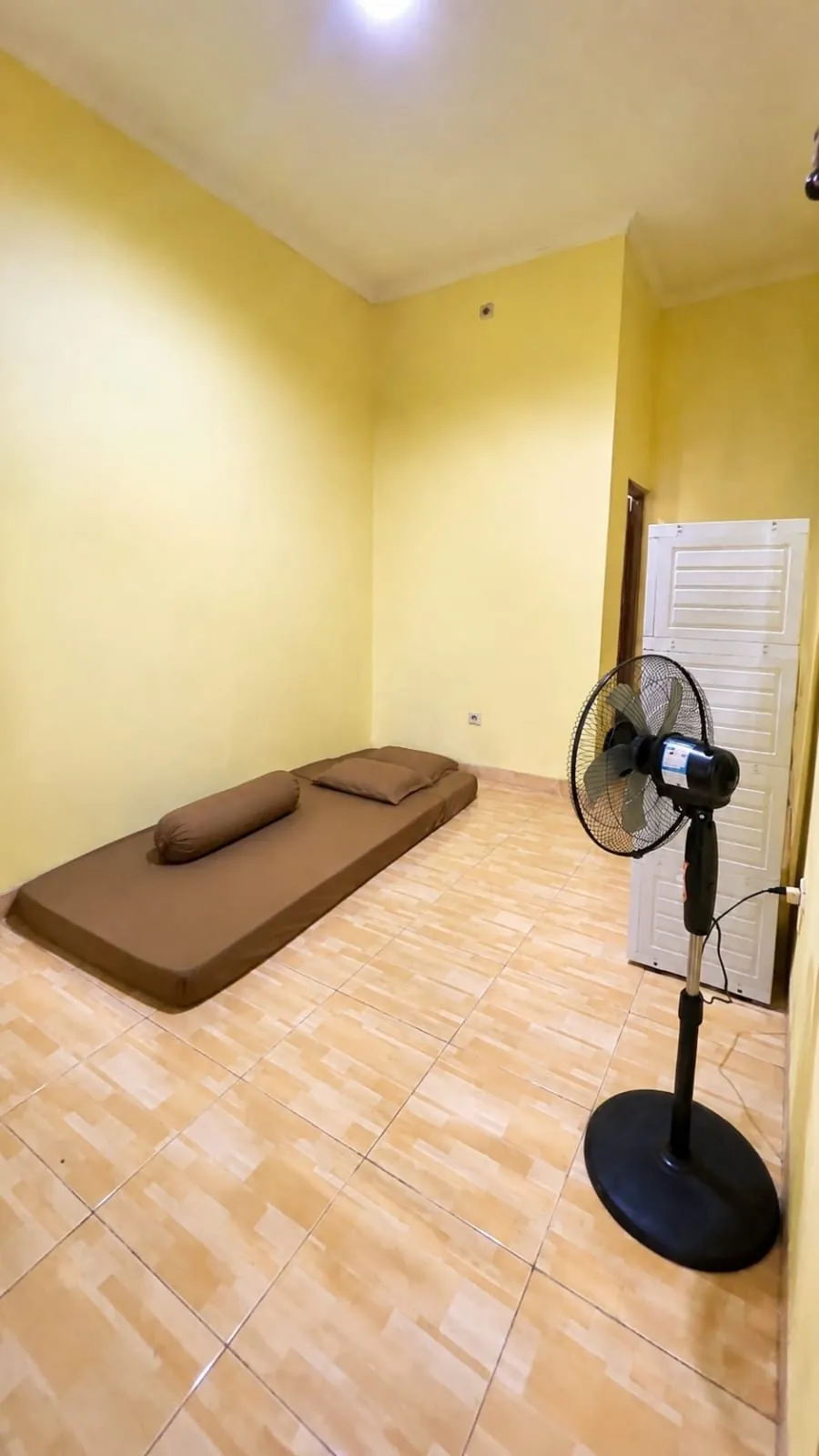 Kamar Non AC Plus dengan kipas angin dan lemari