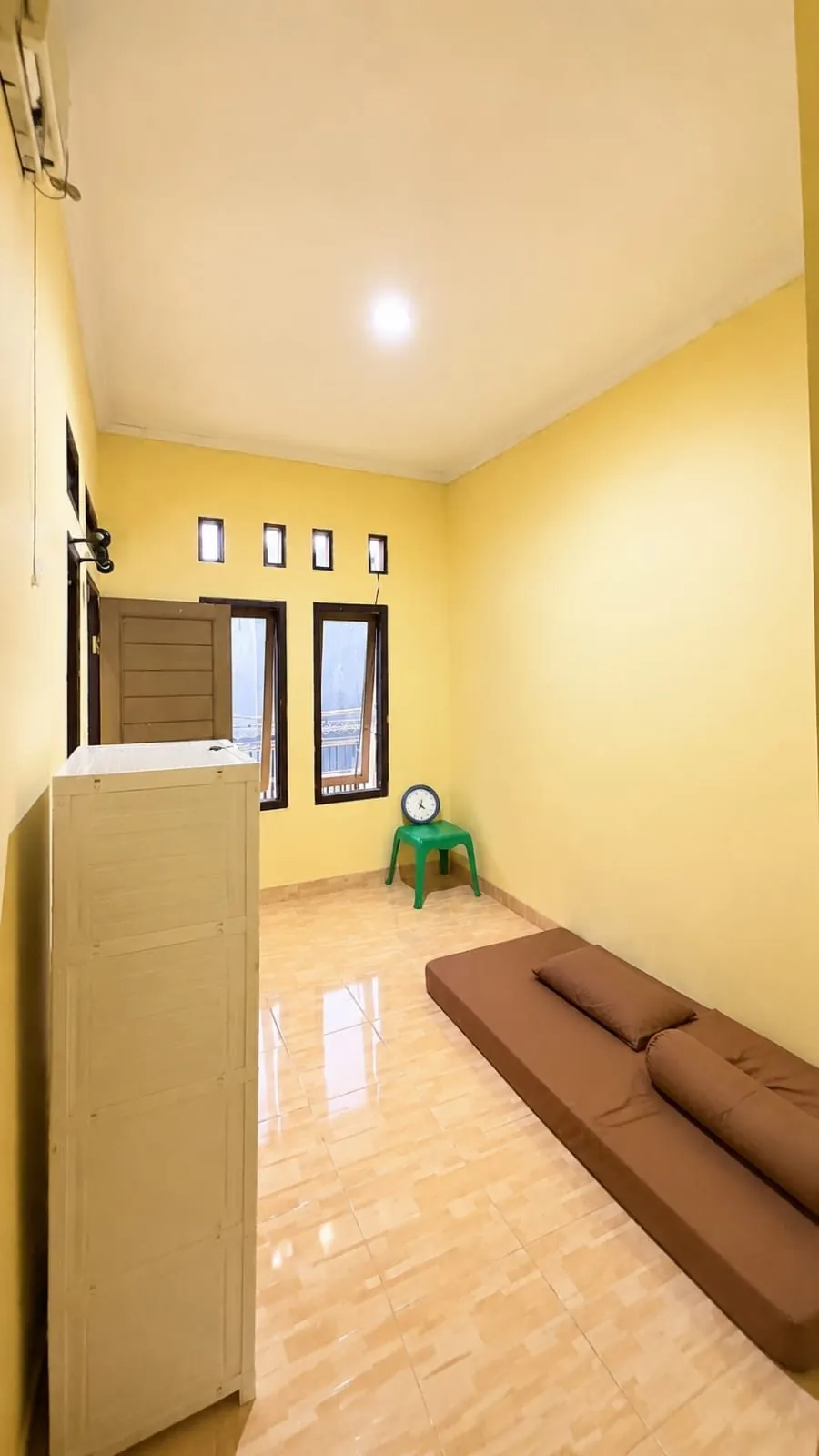 Kamar Reguler Non AC dengan kasur dan lemari