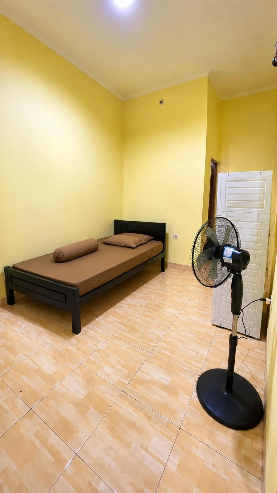 Kamar Reguler AC dengan kasur atas dan lemari